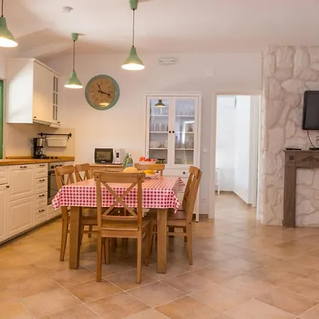 Ibis Villa *
